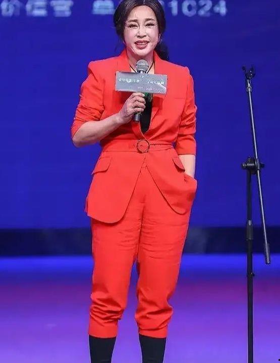 明星穿红西装,时尚与魅力的完美融合